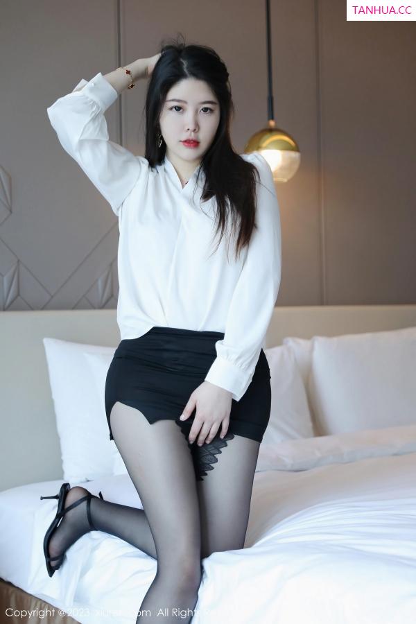   [XiuRen]高清写真图 2023.05.23 No.6782 樱桃小犊子 短裙黑丝第11张图片